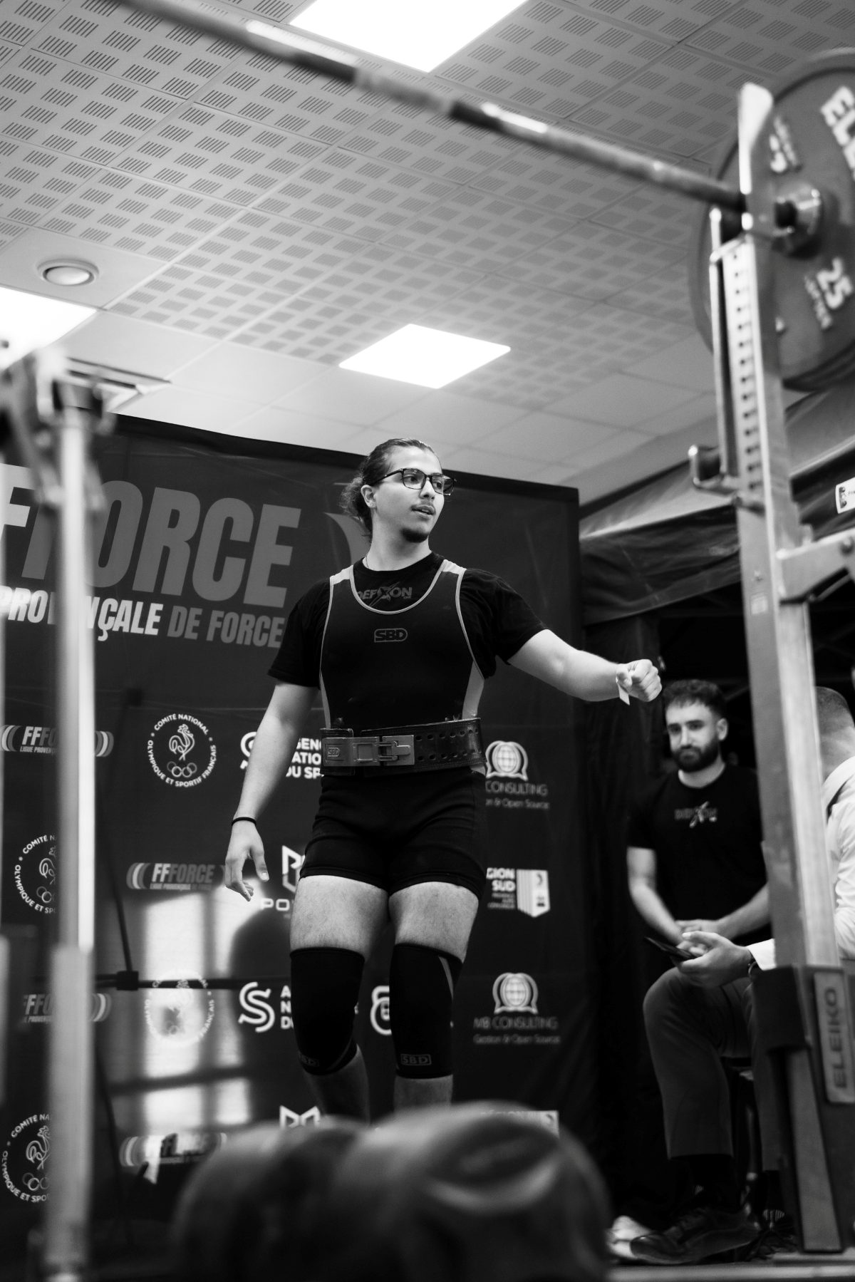 Elias sur le plateau d’une compétition de la ligue provençale de force, en singlet DEFCON.