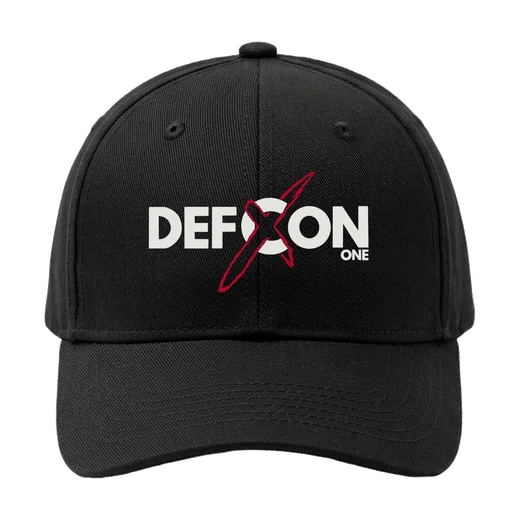Casquette Logo blanc : Noire, six pans. Logo DEFCON ONE blanc sur le devant, son X rouge.