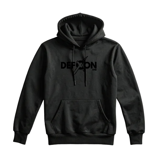 Sweat à capuche Black on Black : Noir, à capuche, poche ventrale. Logo DEFCON ONE noir, ton sur ton.