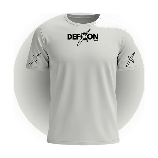T-shirt Blanc, croix noires : Blanc. Logo DEFCON ONE noir sur la poitrine ; un X noir sur chaque manche.