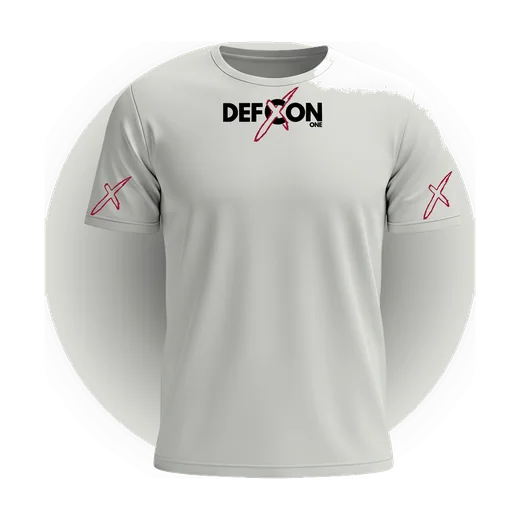 T-shirt Blanc, croix rouges : Blanc. Logo DEFCON ONE noir sur la poitrine, son X rouge ; un X rouge sur chaque manche.