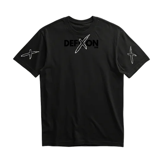 T-shirt Croix blanches : Noir. Logo DEFCON ONE noir sur la poitrine, son X blanc ; un X blanc sur chaque manche.